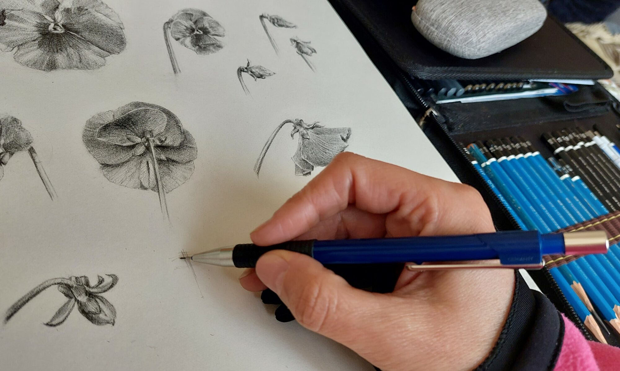immagine ravvicinata della mia mano mentre disegno